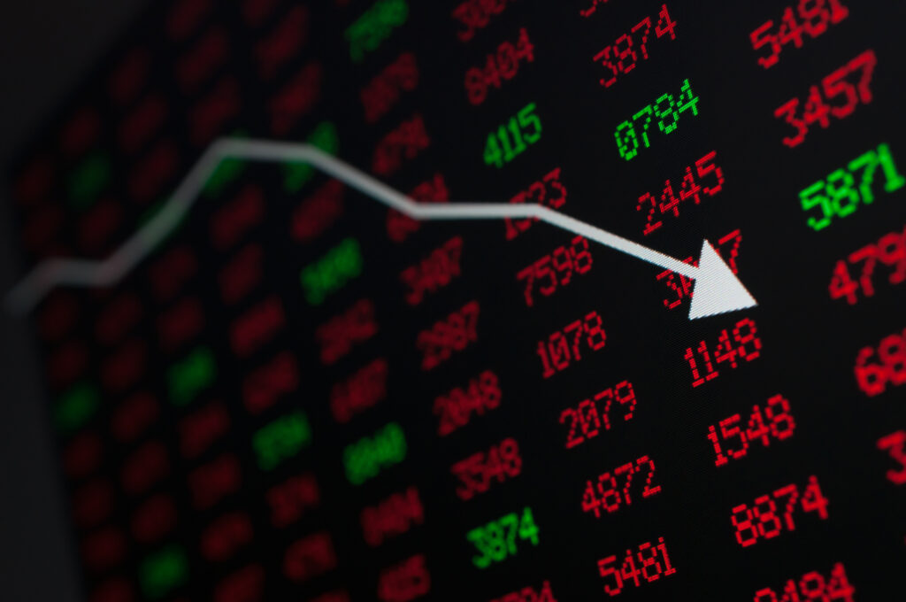 Trump's Fury Shakes Markets: Dollar and Wall Street Dive Amid Powell Attacks